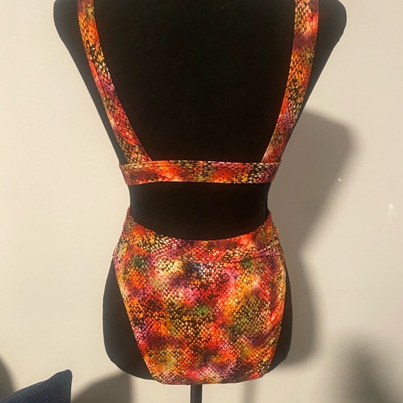 MISSGUIDED HIGH WAIST AND PLUNGING NECKLINE SWIMSUIT NWT SZ 6 - Picture 4 of 6